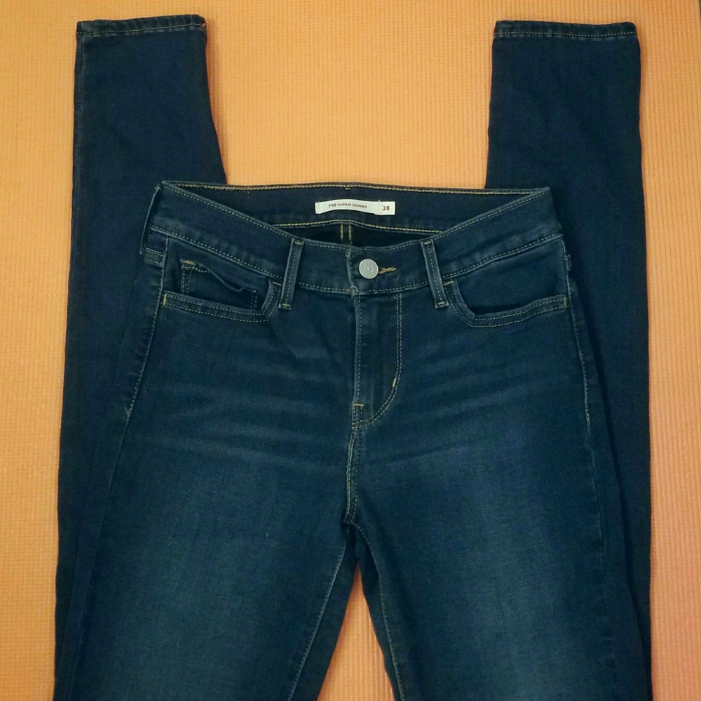 Levi's Midrise Dark Skinnies